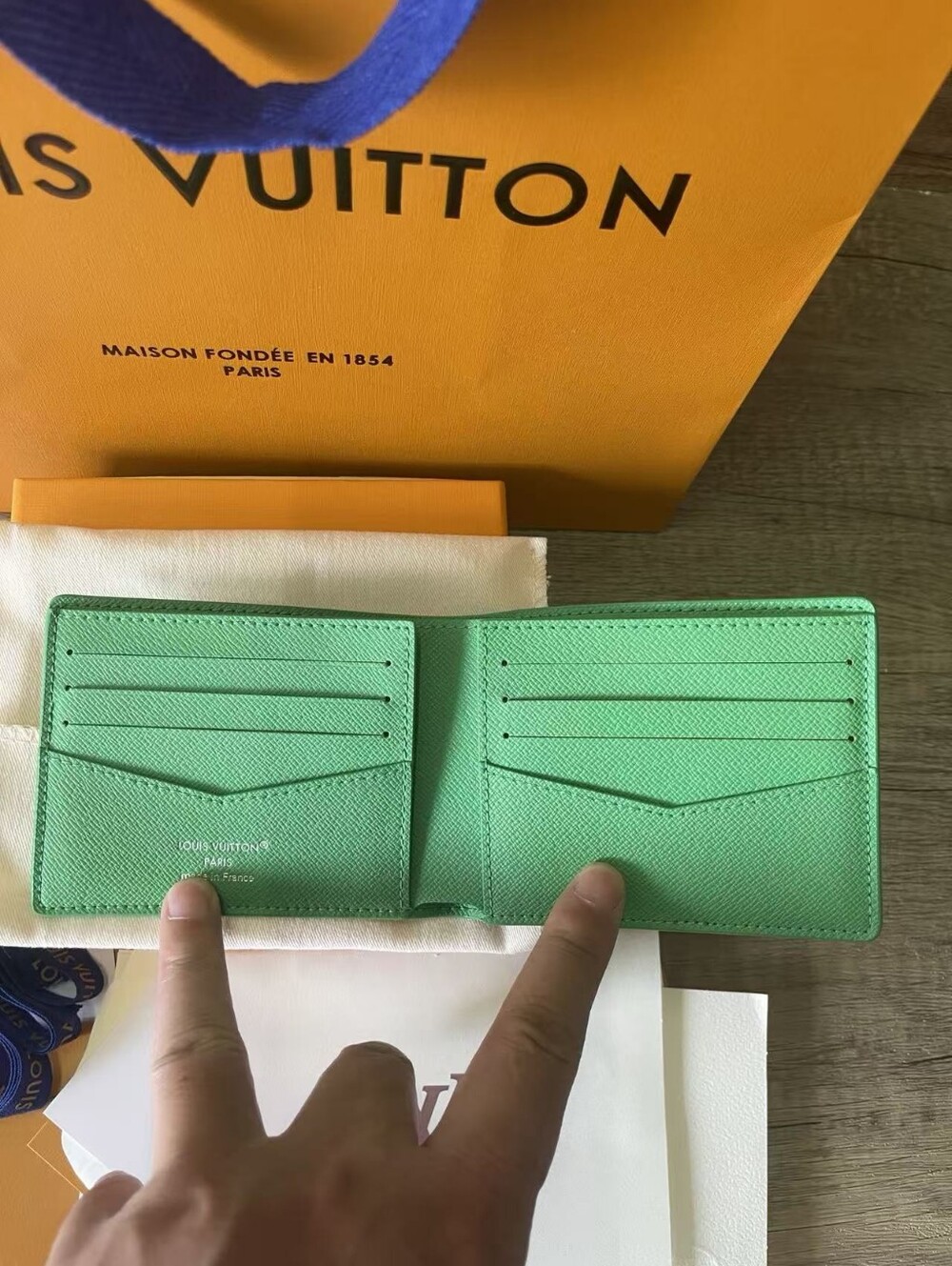 Louis Vuitton Green Slender Wallet - Picture 4 of 7